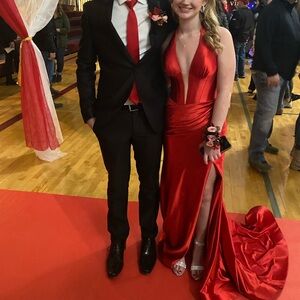 I am selling a stunning Sherri Hill prom dress that’s in great condition. Size 4